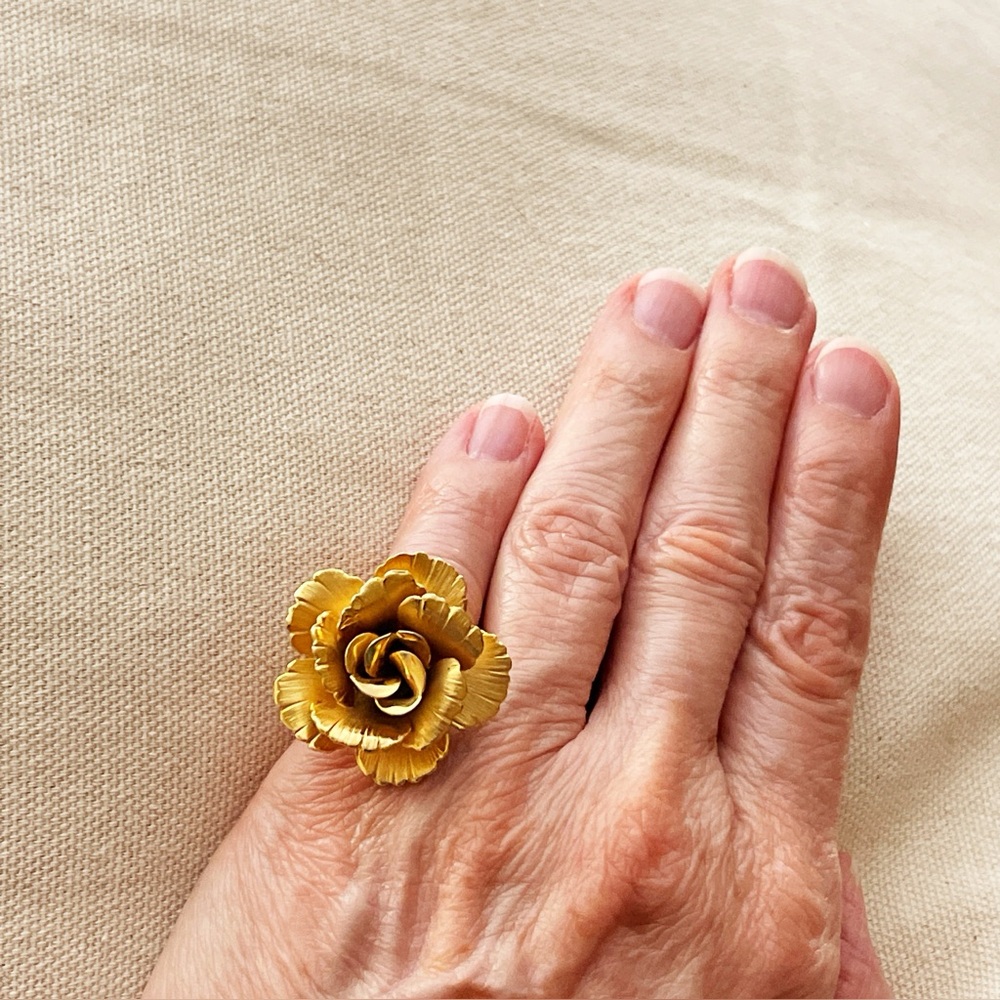 Giovanni Vintage Gold Tone Rose Cocktail Ring Pinky Ring Size 4.5 Statement - Picture 10 of 11